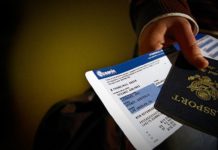 Contrato de transporte aereo. Incompetencia. Irrelevancia del lugar donde fue emitida la tarjeta de crédito