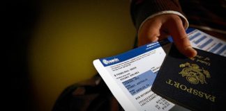 Contrato de transporte aereo. Incompetencia. Irrelevancia del lugar donde fue emitida la tarjeta de crédito