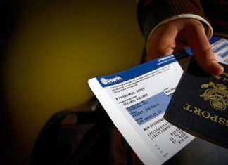 Contrato de transporte aereo. Incompetencia. Irrelevancia del lugar donde fue emitida la tarjeta de crédito