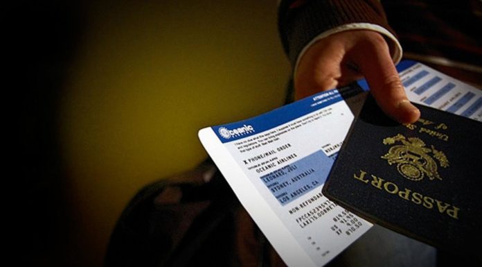 Contrato de transporte aereo. Incompetencia. Irrelevancia del lugar donde fue emitida la tarjeta de crédito